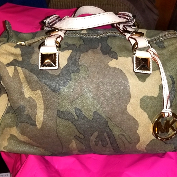 Sale!!!😍😍😍RARE! Beautiful Michael Kors Camo Bag in amazing condition - Picture 2 of 14